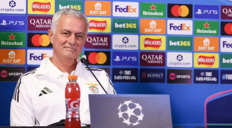 开云体育下载-穆帅：阿韦洛亚是我皇马生涯最喜欢球员之一 阿隆索已证明了自己