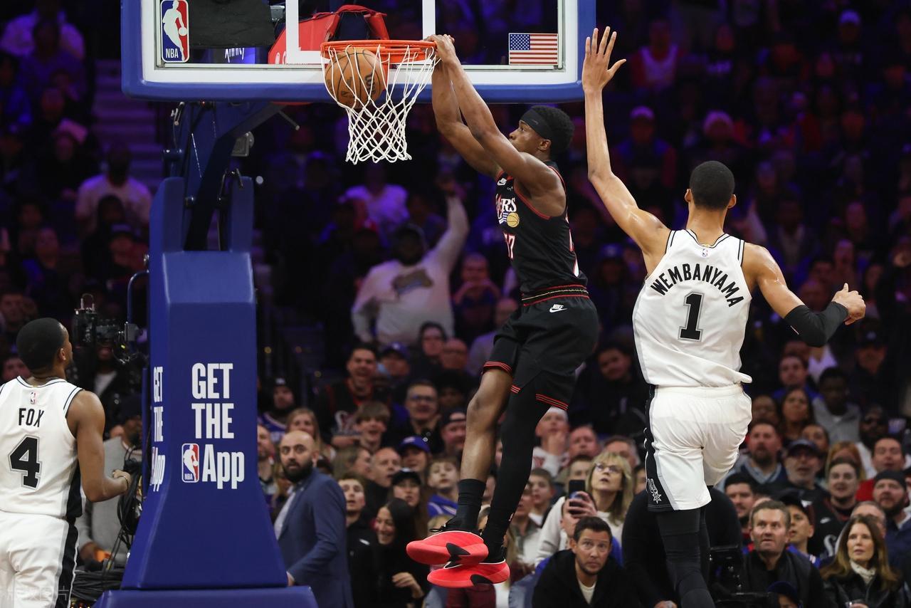 开云体育APP下载-40分惨败马刺，76人脸都丢尽了！文班汗都没出，探花被榜眼完爆