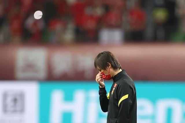 开云体育下载-晴天霹雳？国足世预赛易地 多重困难来袭能否化险？